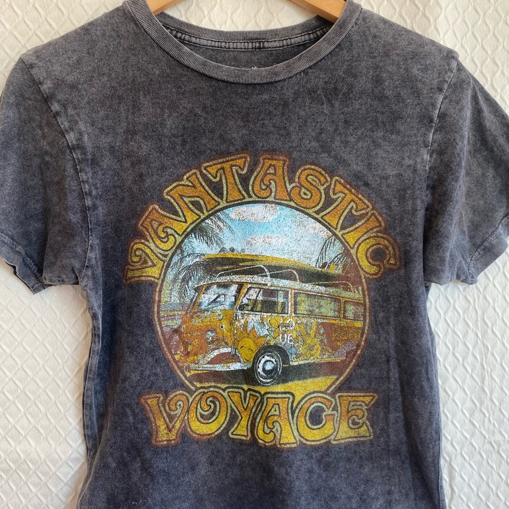 California Retrowear Vintage Style Crop Tee. S/M. “Vantastic Voyage” Gray/Yellow